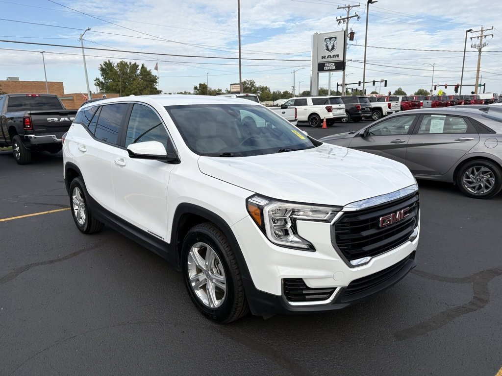 Used 2024 GMC Terrain SLE image 2