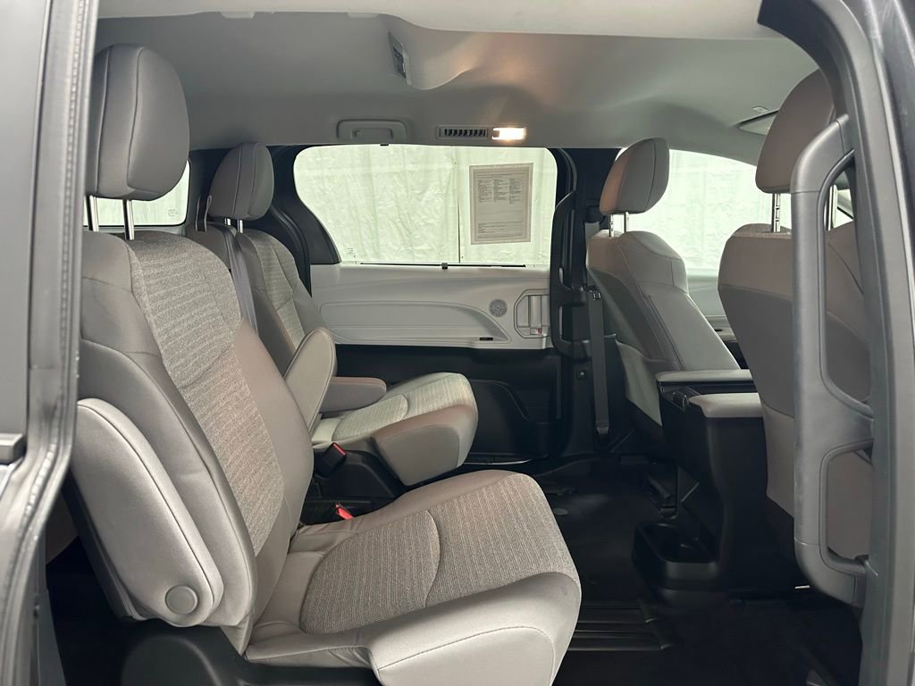 Used 2025 Toyota Sienna LE image 58