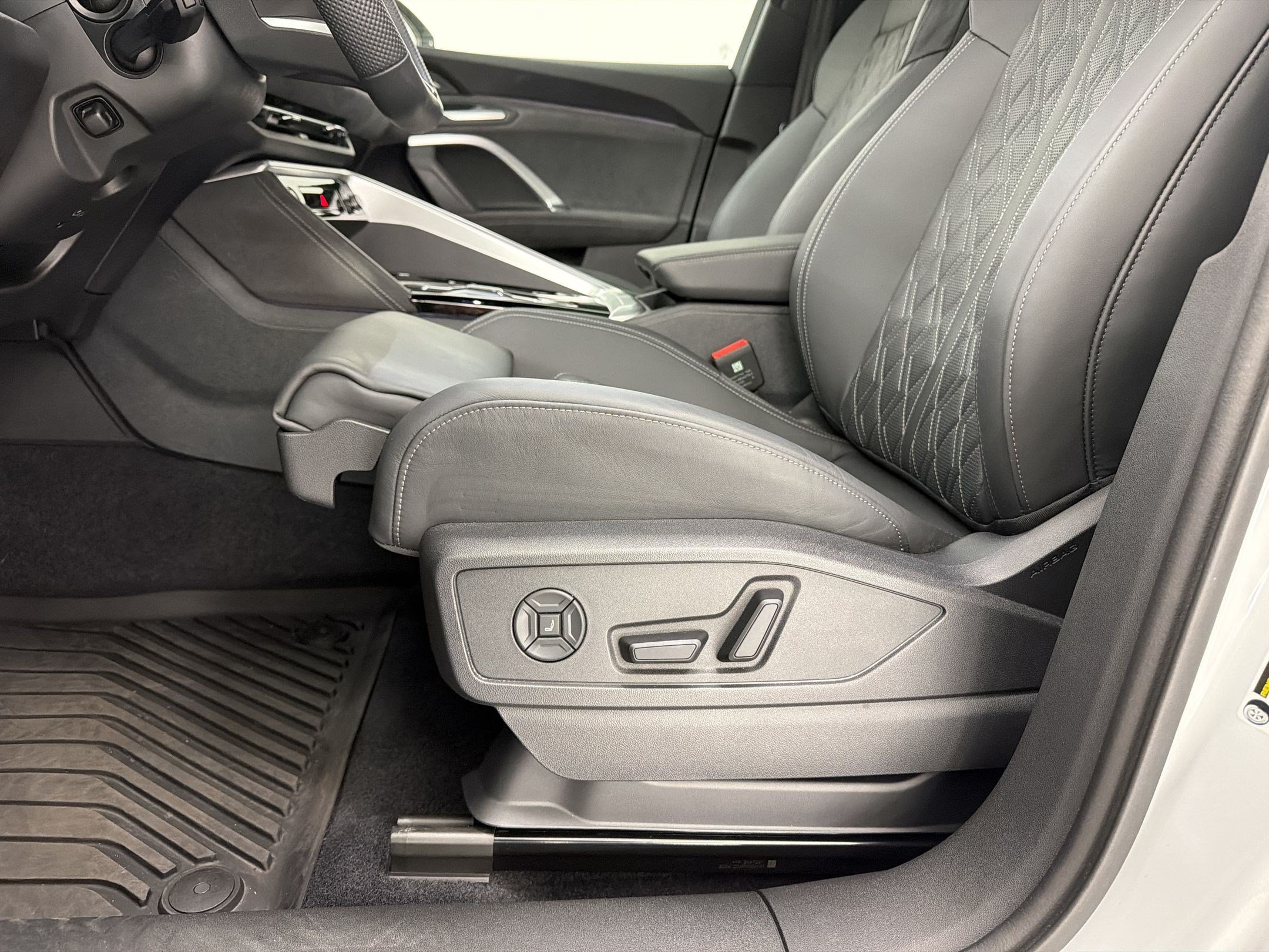 Certified 2025 Audi SQ5 Premium Plus w/ Premium Plus Package AWD/4WD image 23
