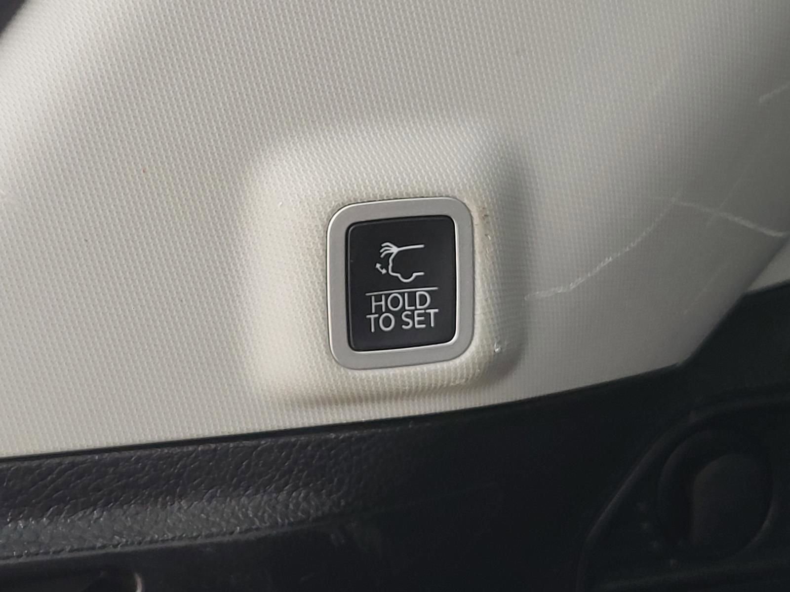 Used 2023 Jeep Grand Cherokee Limited w/ Black Appearance Package image 9