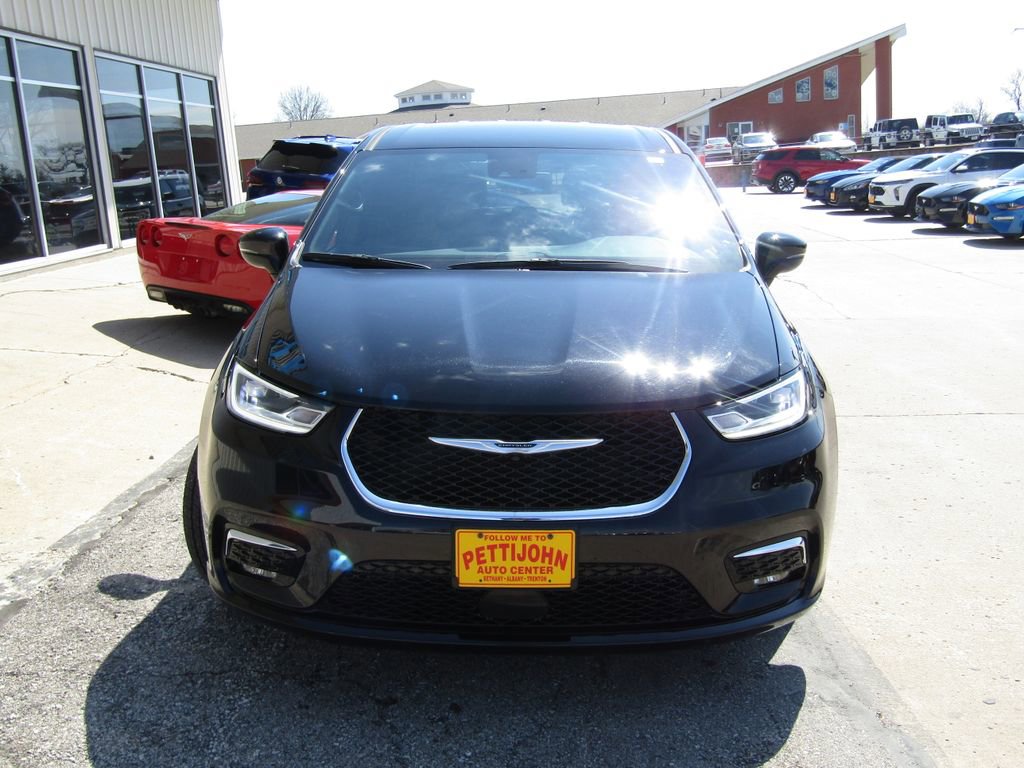 Used 2025 Chrysler Pacifica Select FWD image 13