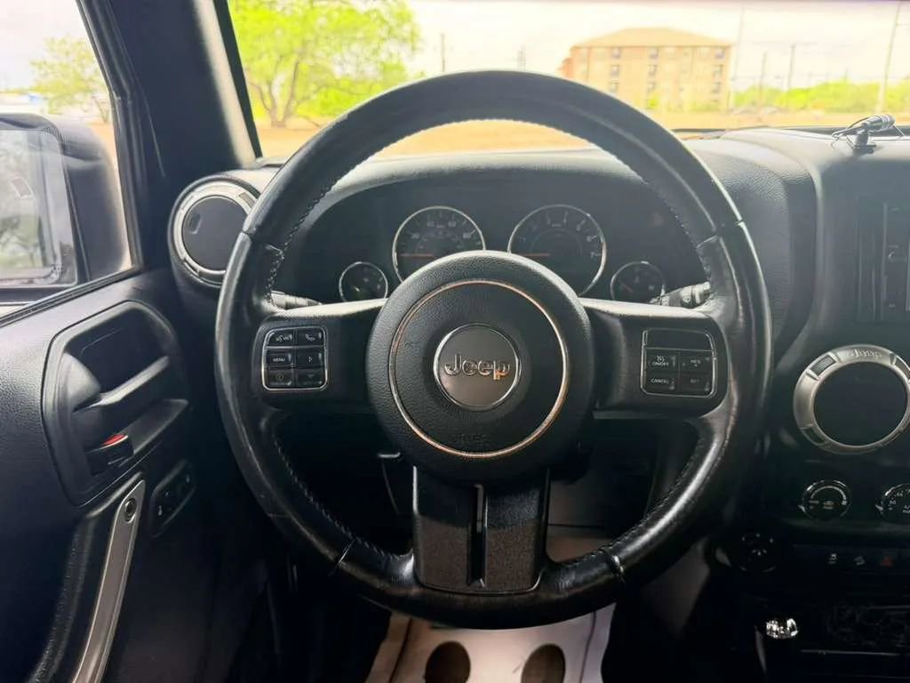 Used 2017 Jeep Wrangler Unlimited Sahara w/ Connectivity Group AWD/4WD image 33