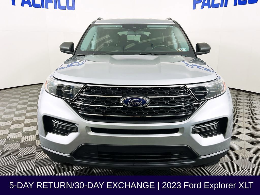 Used 2023 Ford Explorer XLT image 3