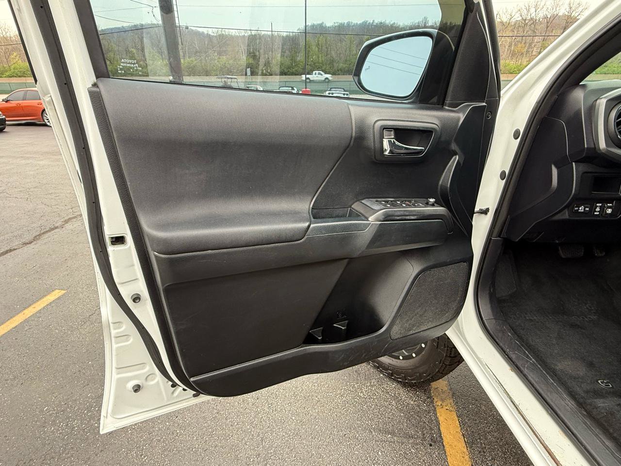 Used 2017 Toyota Tacoma TRD Sport w/ Premium & Technology Package image 15