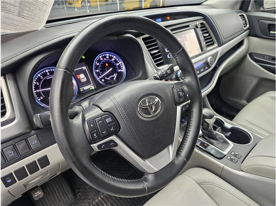 Used 2019 Toyota Highlander XLE FWD image 10