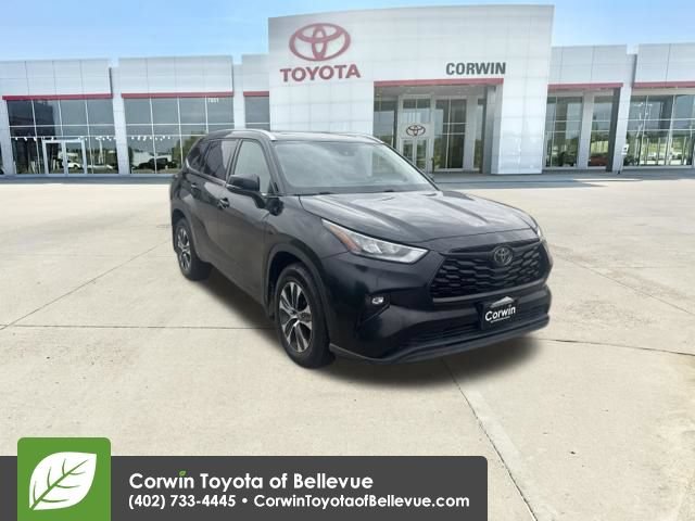 Used 2020 Toyota Highlander XLE AWD/4WD image 2