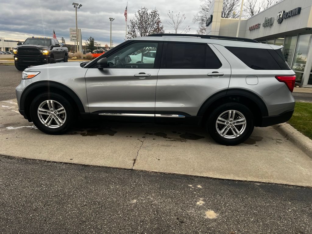 Used 2023 Ford Explorer XLT AWD/4WD image 4