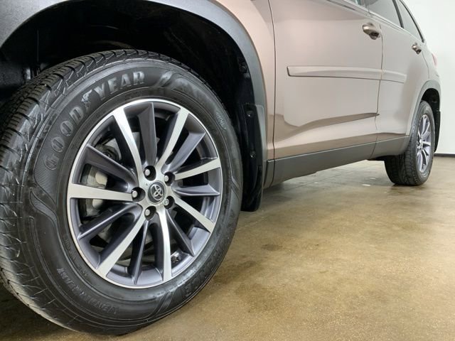 Used 2019 Toyota Highlander XLE w/ Protection Package #3 image 2