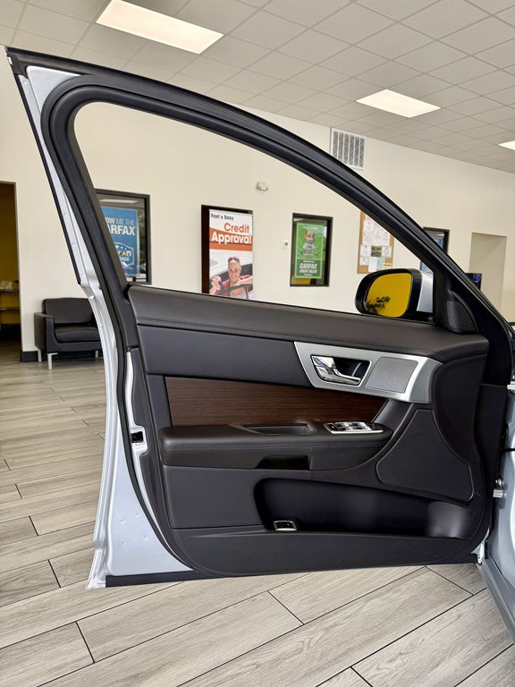 Used 2012 Jaguar XF RWD image 15