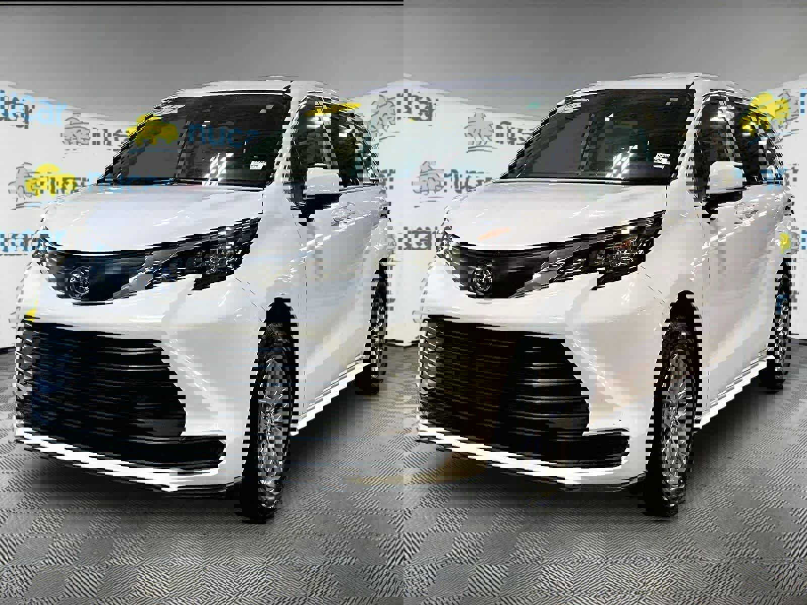 Used 2024 Toyota Sienna LE image 3