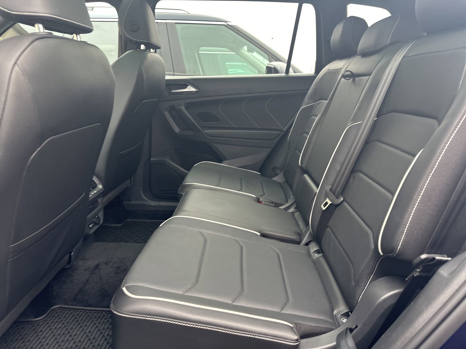 Certified 2022 Volkswagen Tiguan SEL R-Line image 36