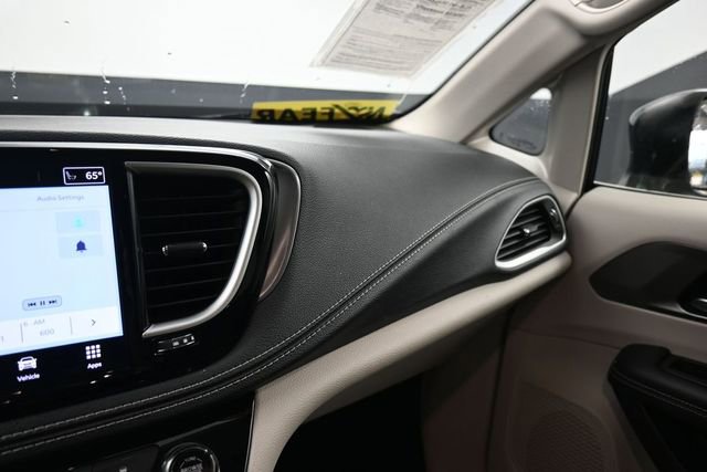 Used 2023 Chrysler Pacifica Touring-L FWD image 19