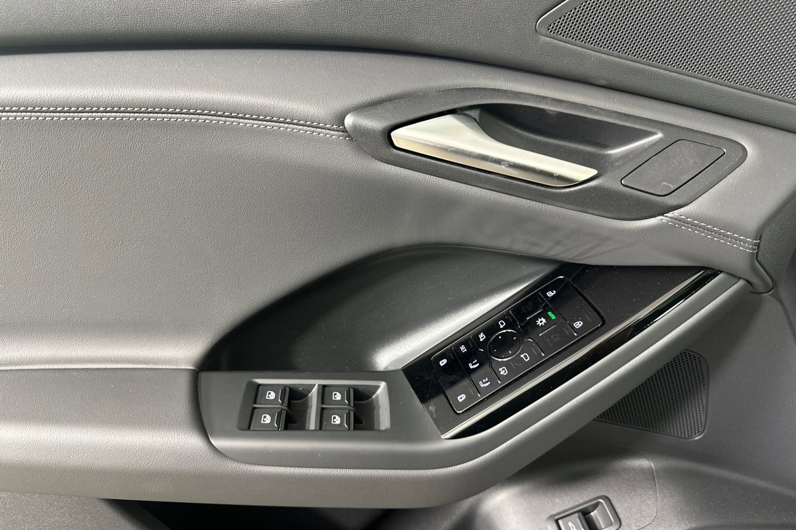 New 2025 Audi Q6 e-tron Premium image 10