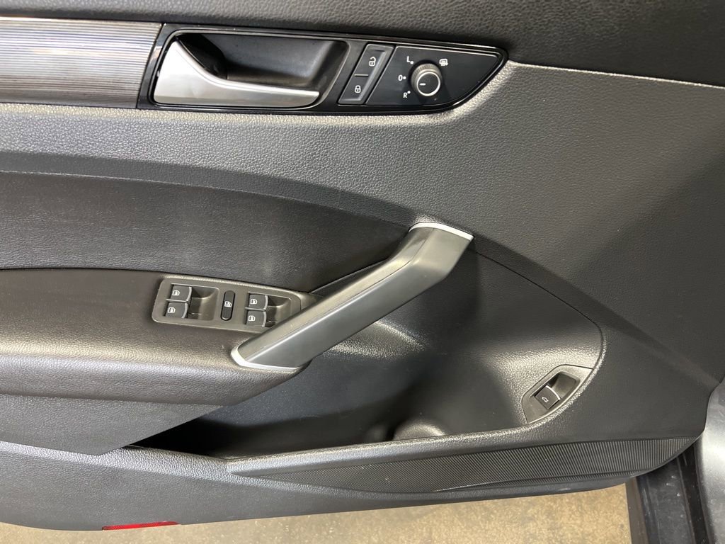 Used 2022 Volkswagen Passat 2.0T R-Line image 19