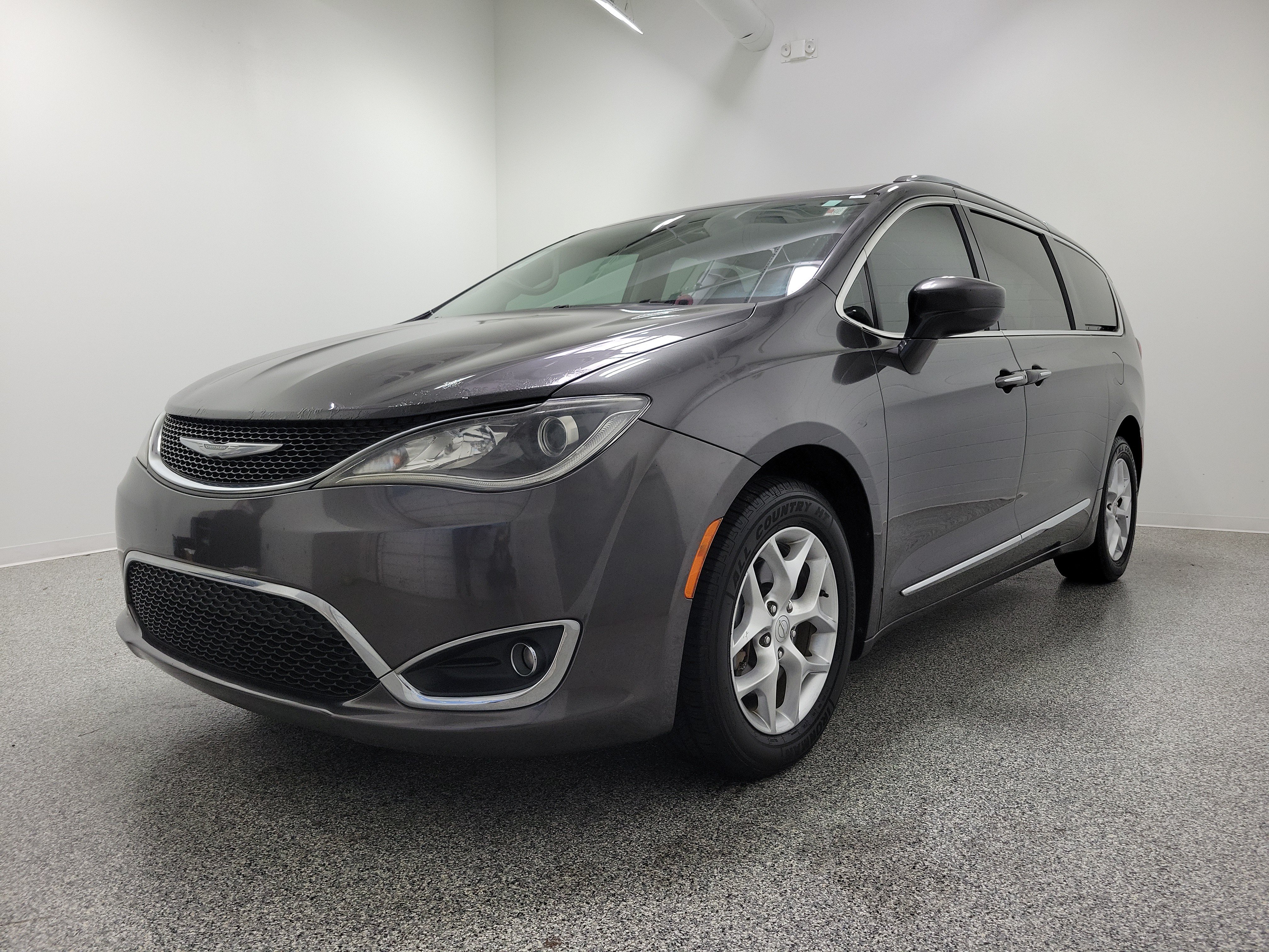 Used 2017 Chrysler Pacifica Touring-L Plus w/ Tire & Wheel Group FWD image 2