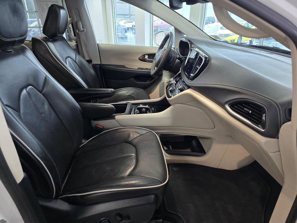 Used 2022 Chrysler Pacifica Limited image 41