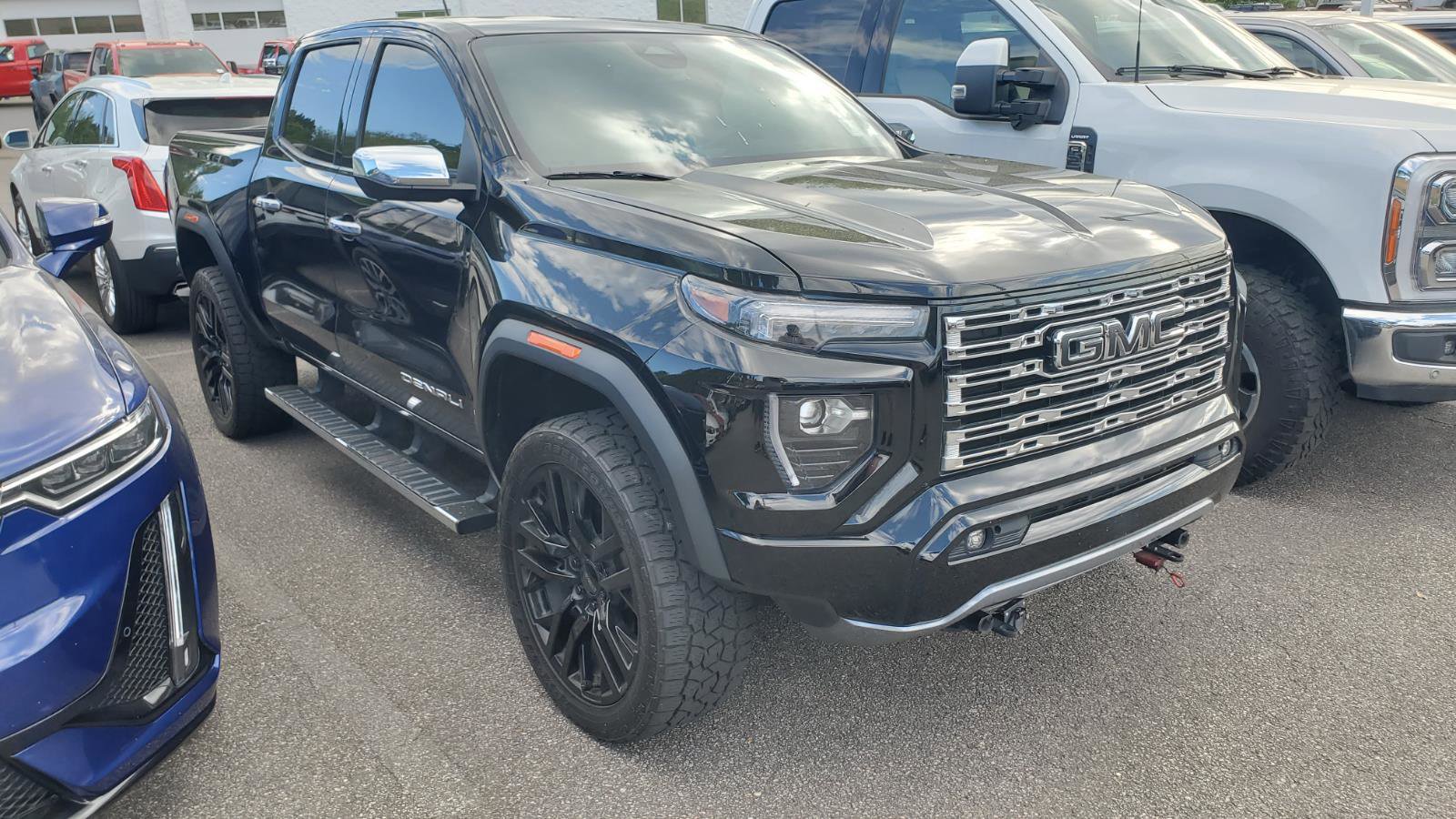 Used 2023 GMC Canyon Denali image 2