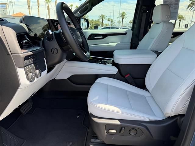 Certified 2025 Chevrolet Suburban Premier AWD/4WD image 6