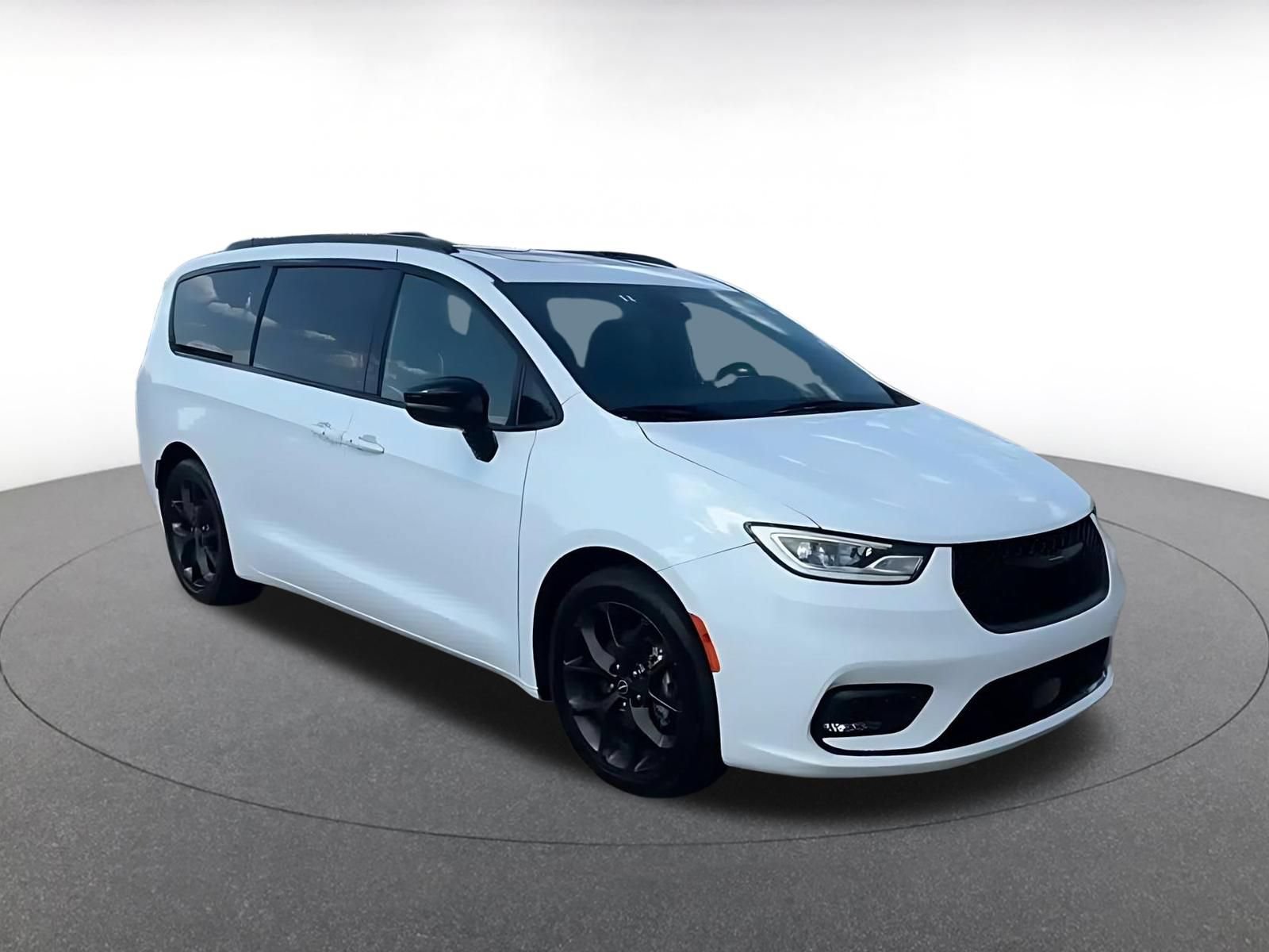 Used 2025 Chrysler Pacifica Limited FWD image 2