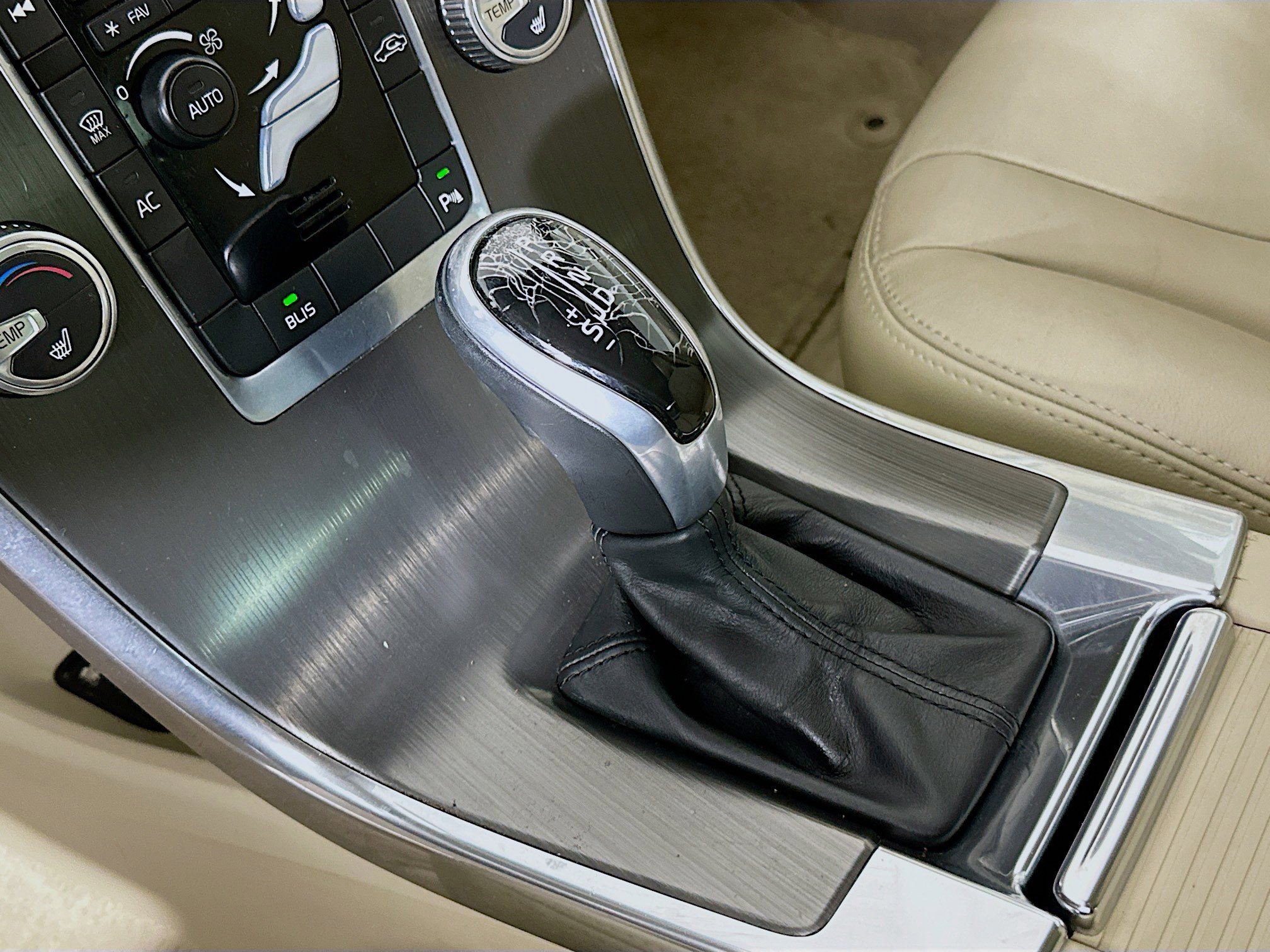 Used 2015 Volvo XC60 T6 image 25