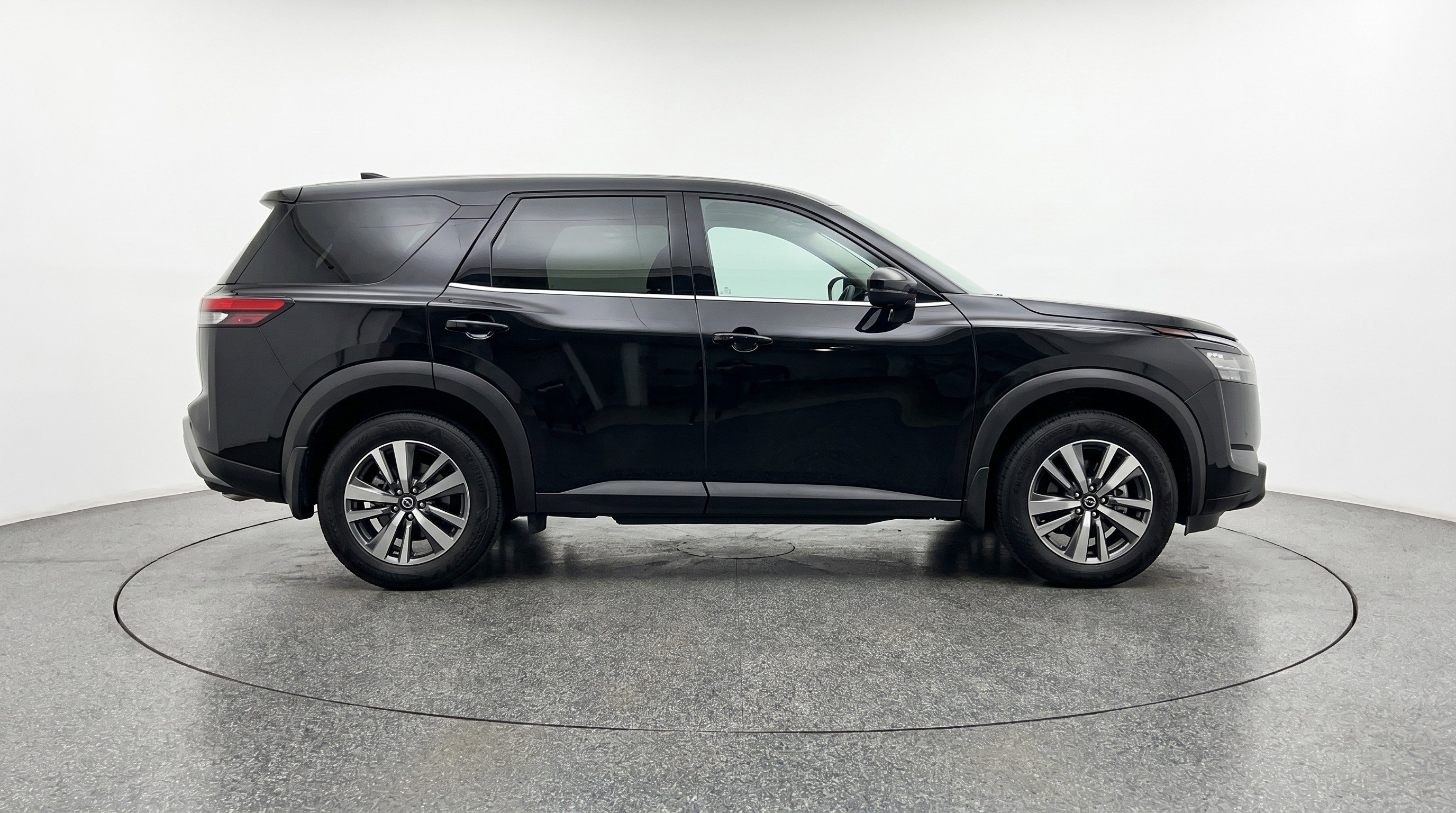 Used 2025 Nissan Pathfinder SV FWD image 11