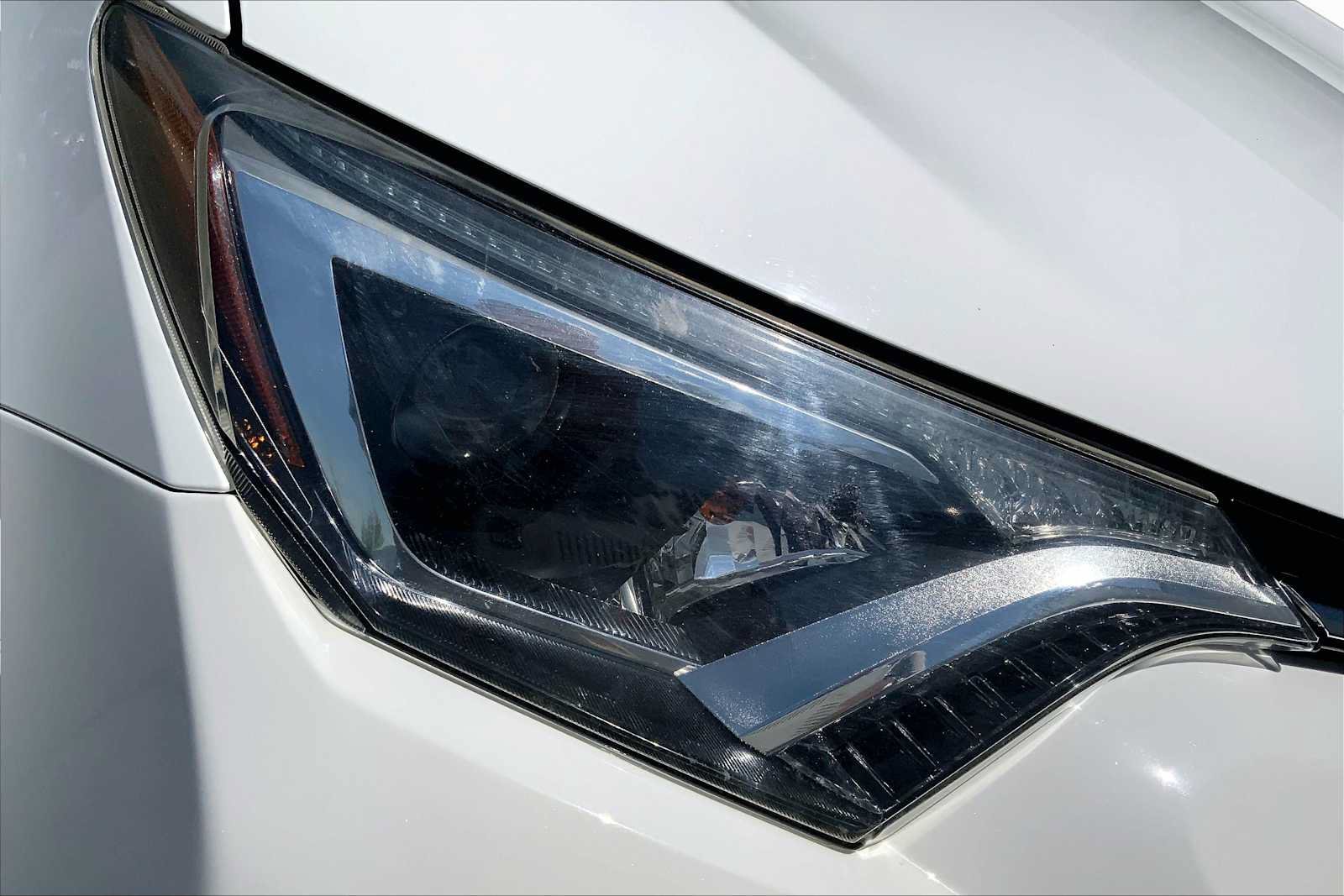 Used 2018 Toyota RAV4 LE AWD/4WD image 25