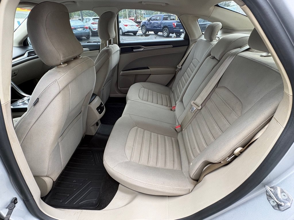 Used 2019 Ford Fusion SE FWD image 12