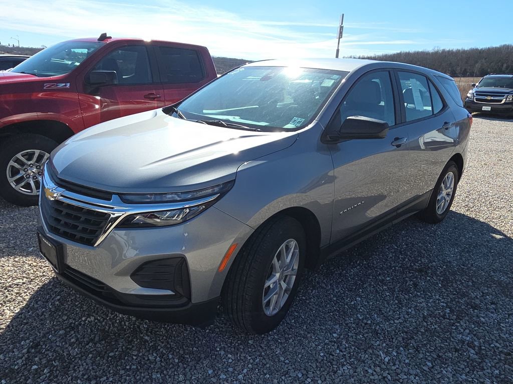 Used 2023 Chevrolet Equinox LS w/ Driver Confidence II Package image 3