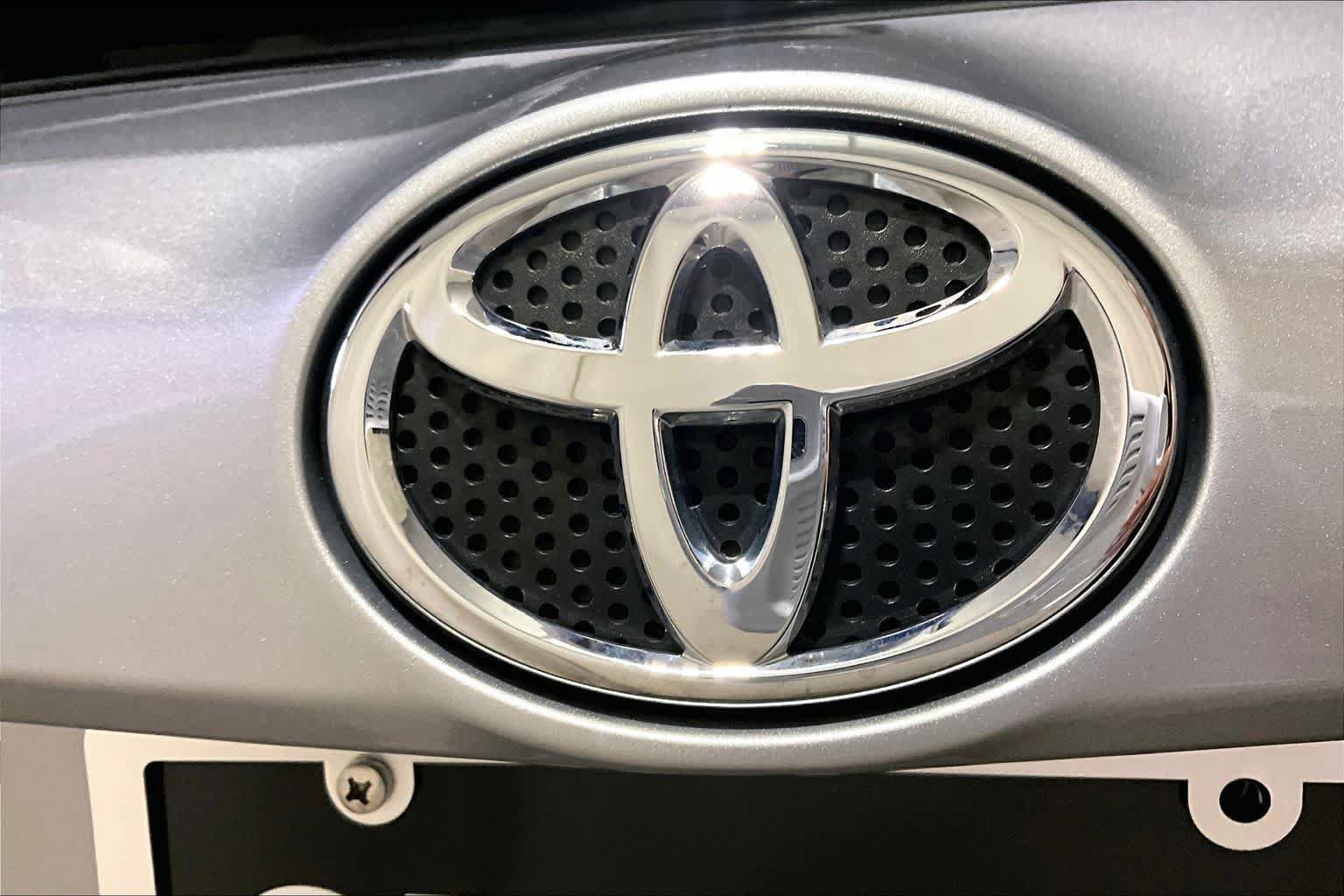 Used 2017 Toyota RAV4 Platinum w/ All Weather Liner Package AWD/4WD image 32