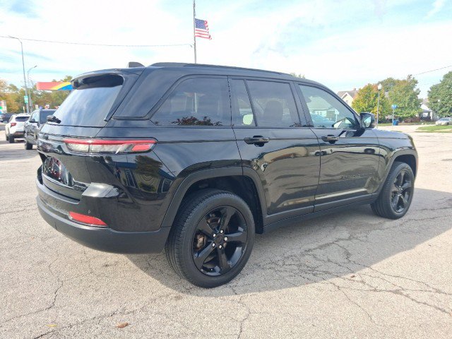 Used 2023 Jeep Grand Cherokee Limited w/ Black Appearance Package AWD/4WD image 4