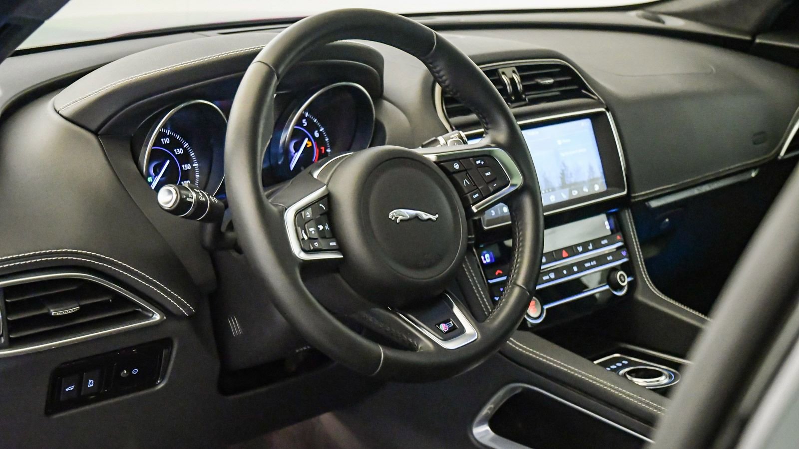 Used 2019 Jaguar F-PACE S image 20