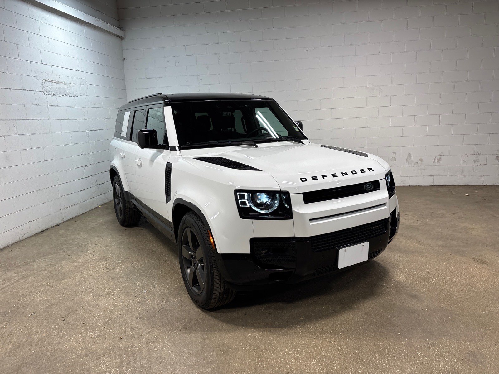 Used 2023 Land Rover Defender 130 X-Dynamic SE AWD/4WD image 4