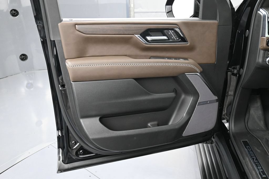 Used 2026 GMC Yukon Denali Ultimate w/ LPO, Floor Liner Package AWD/4WD image 15