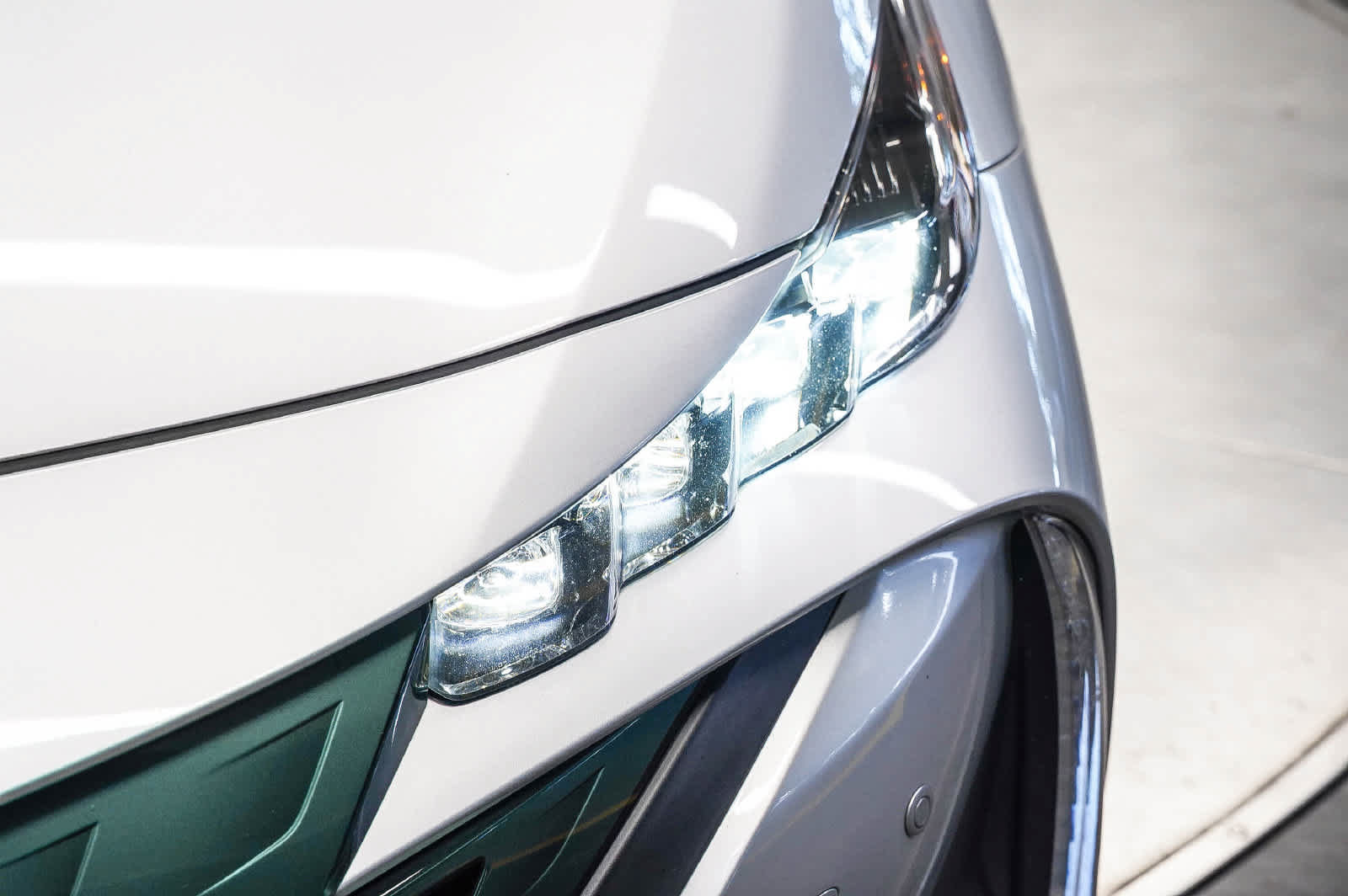 Used 2018 Toyota Prius Prime Premium w/ Carpet Mat Package FWD image 7