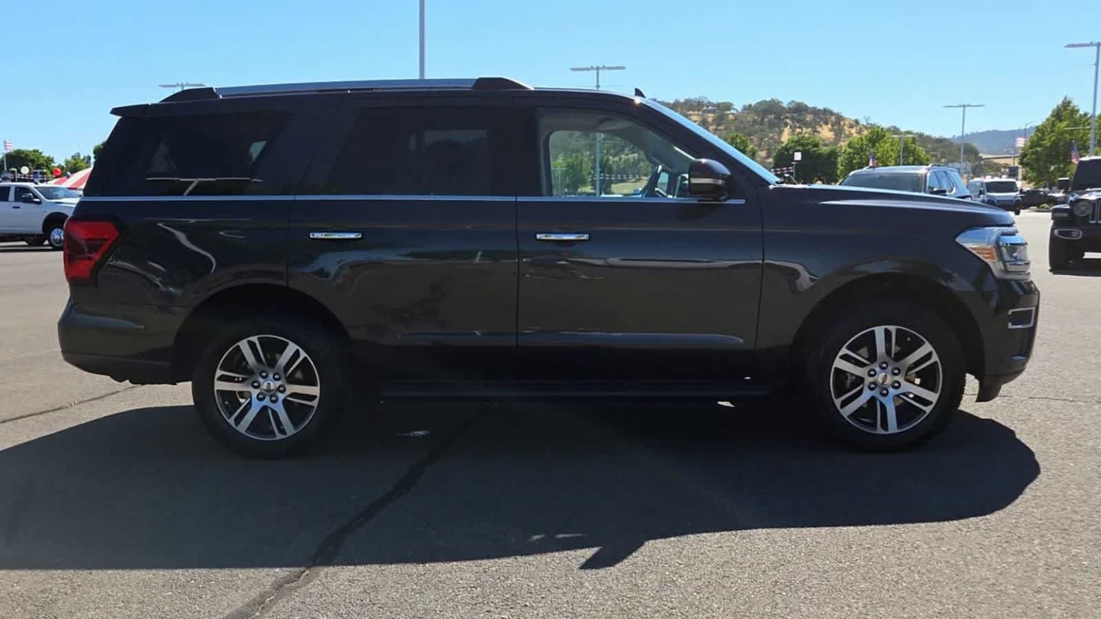 Used 2024 Ford Expedition Limited AWD/4WD image 9