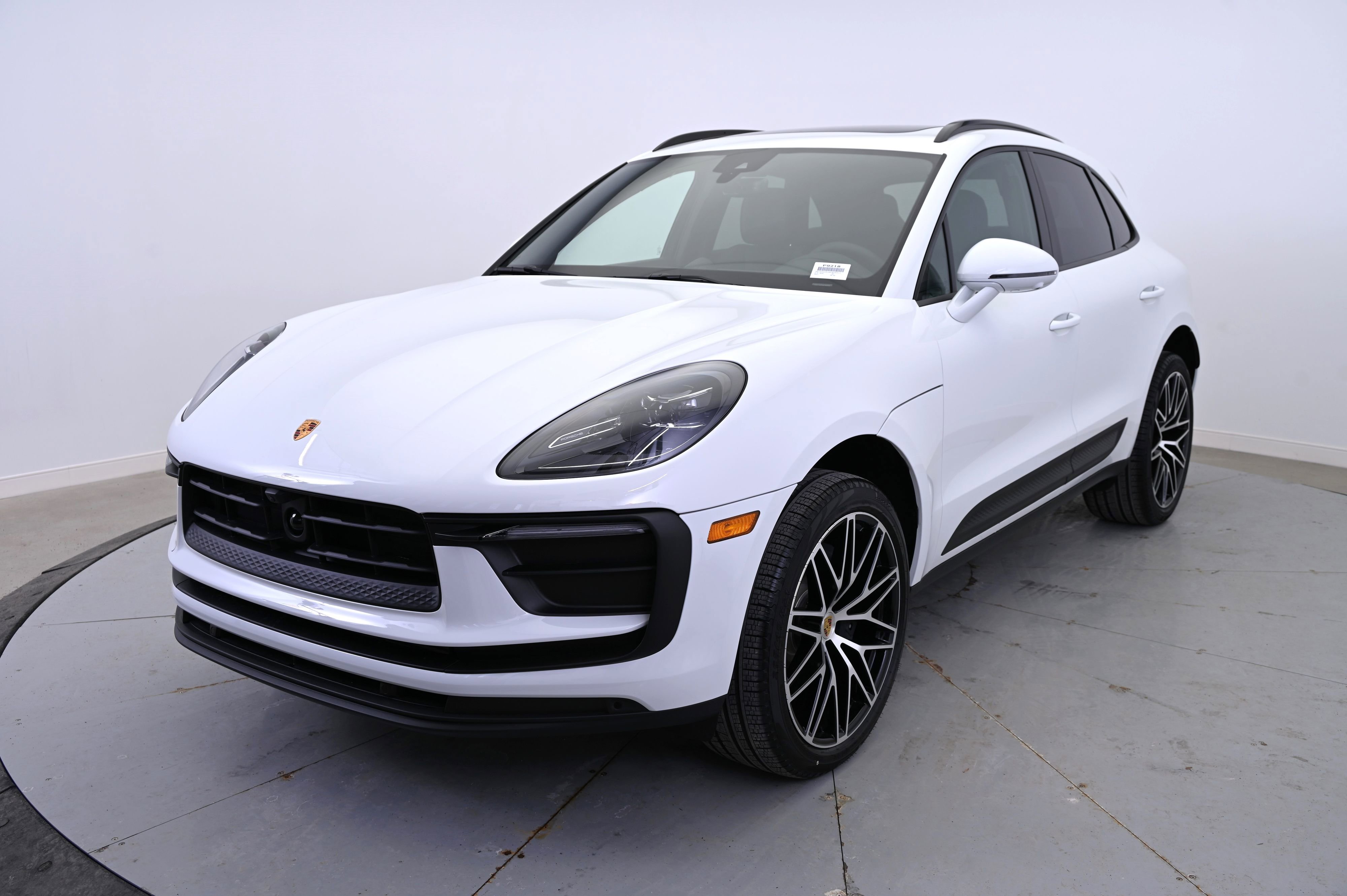 Used 2025 Porsche Macan image 1