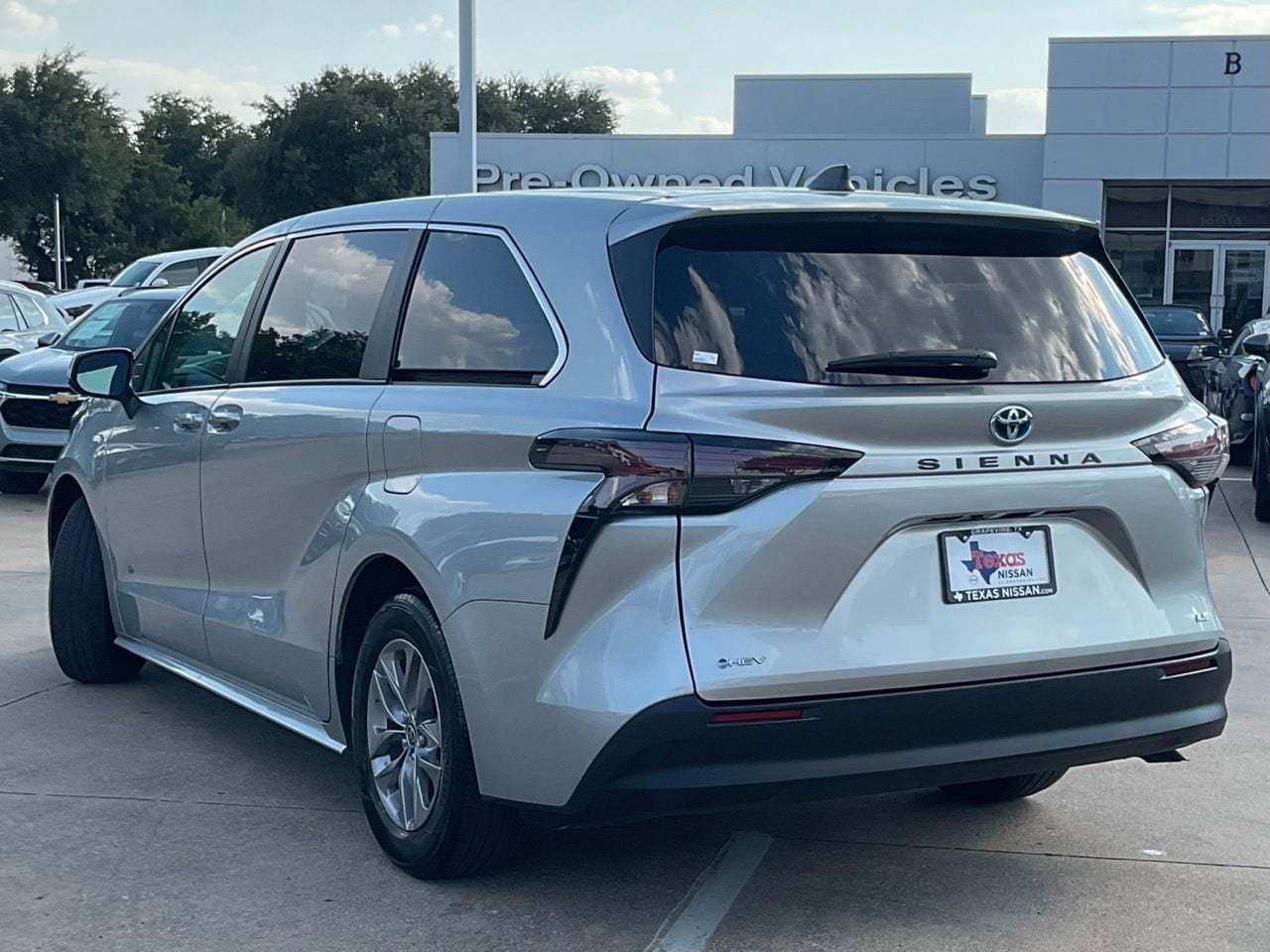 Used 2025 Toyota Sienna LE FWD image 6