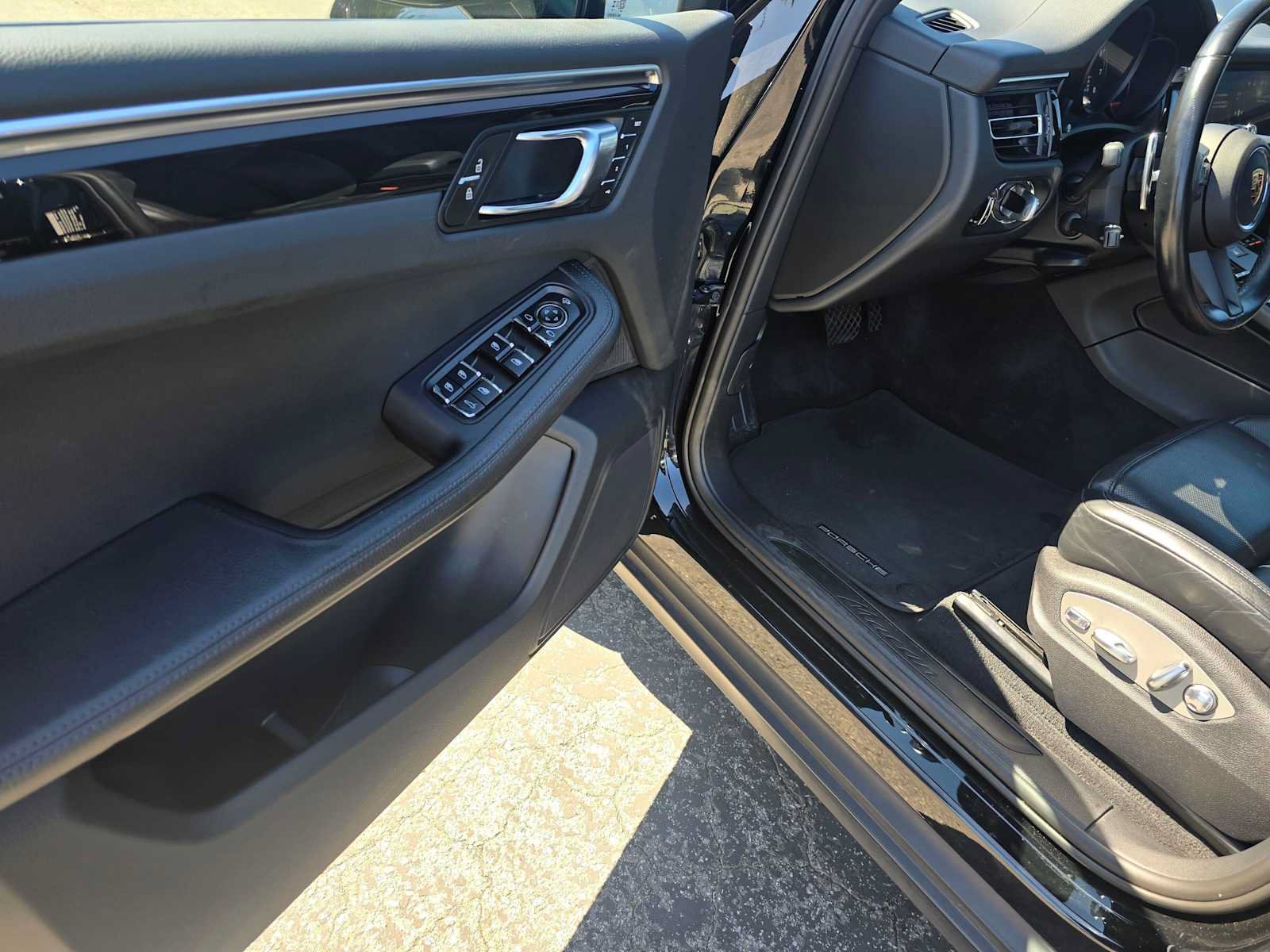 Used 2024 Porsche Macan AWD/4WD image 22