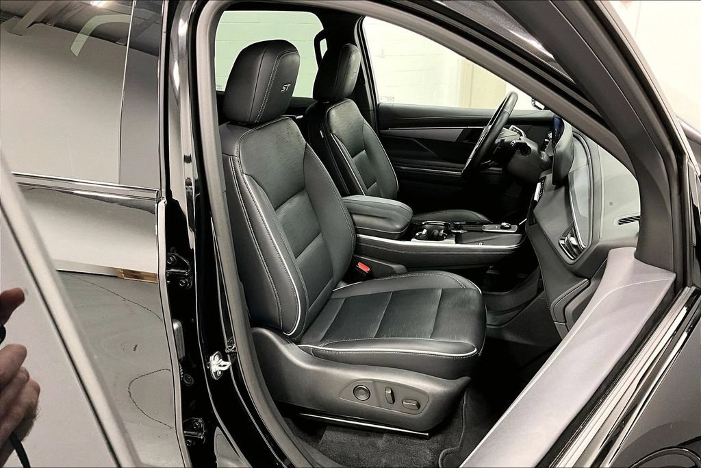 Used 2025 Buick Enclave Sport Touring FWD image 9