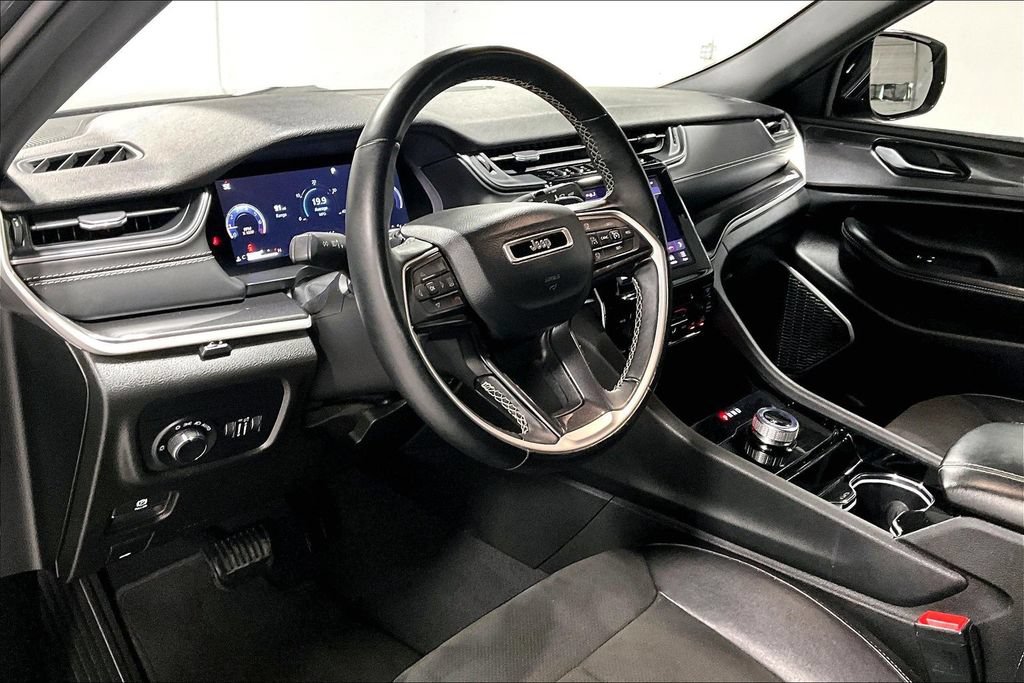 Used 2022 Jeep Grand Cherokee Altitude AWD/4WD image 16