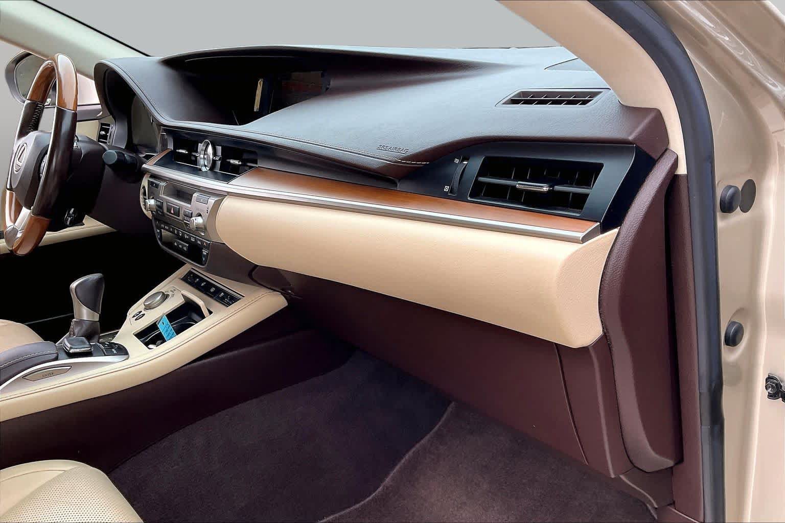 Used 2016 Lexus ES 300h w/ Luxury Package w/Wood Trim FWD image 18