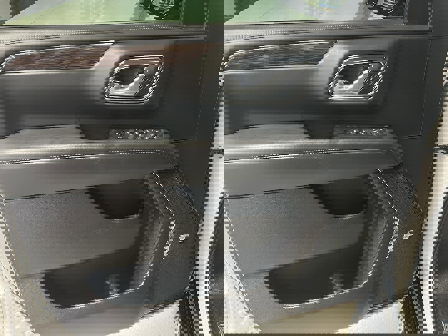 Used 2022 Chevrolet Suburban LT w/ Luxury Package image 12