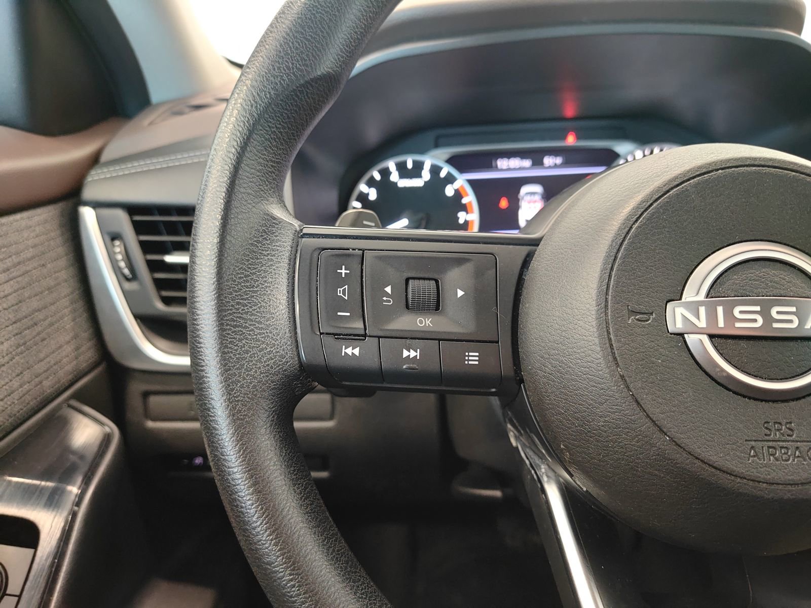 Used 2023 Nissan Rogue S AWD/4WD image 10
