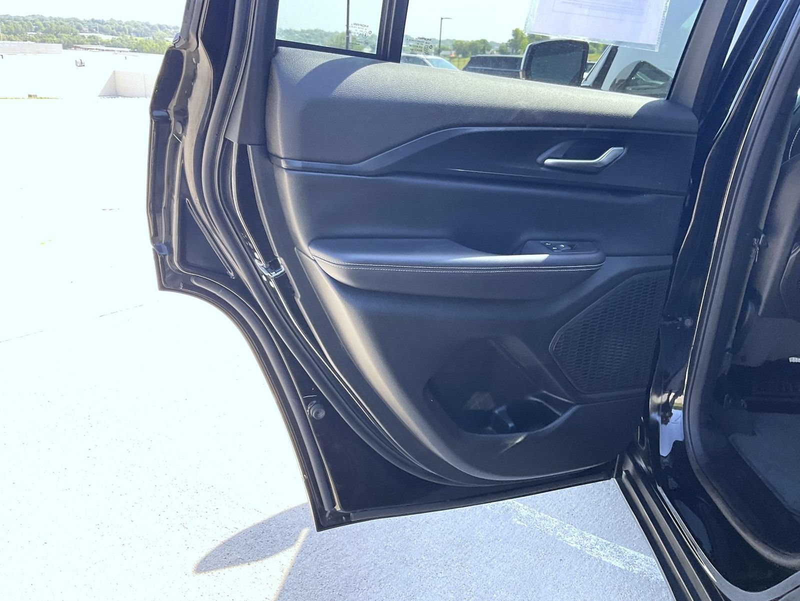 Used 2024 Jeep Grand Cherokee Altitude AWD/4WD image 18