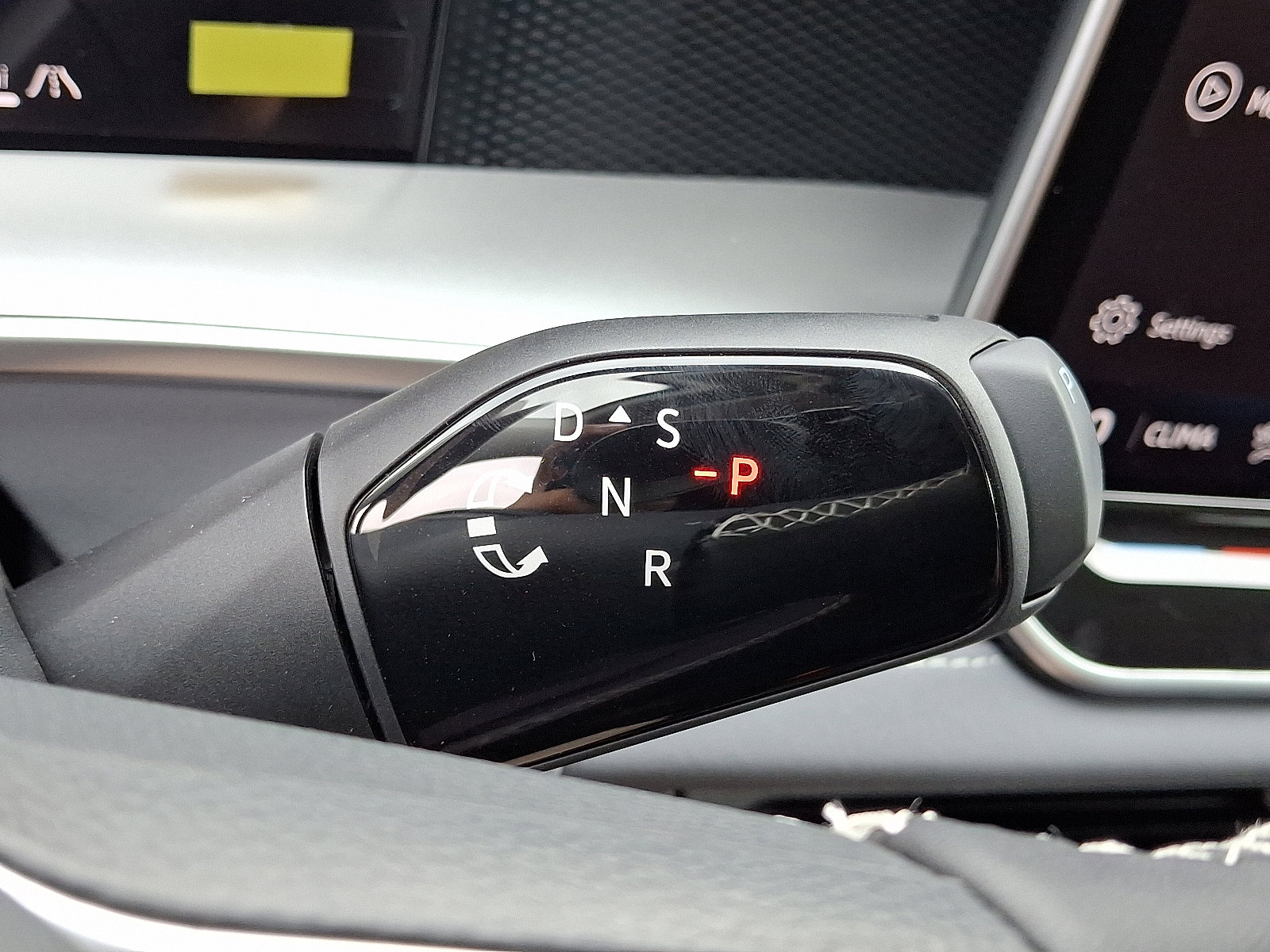 New 2025 Volkswagen Tiguan SE image 8