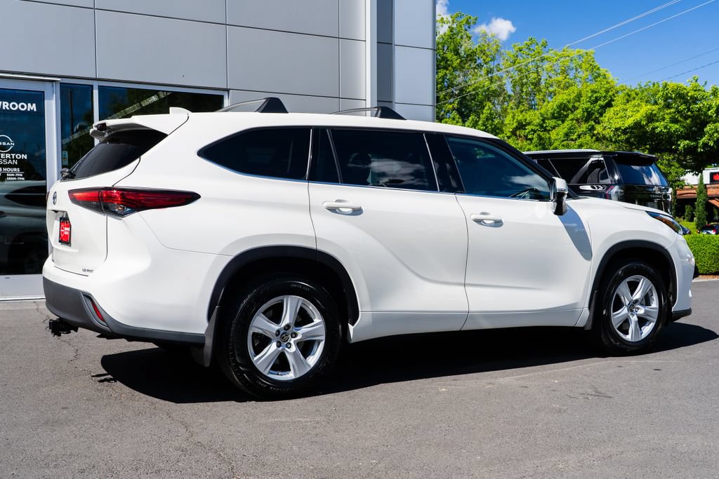 Used 2020 Toyota Highlander LE AWD/4WD image 6