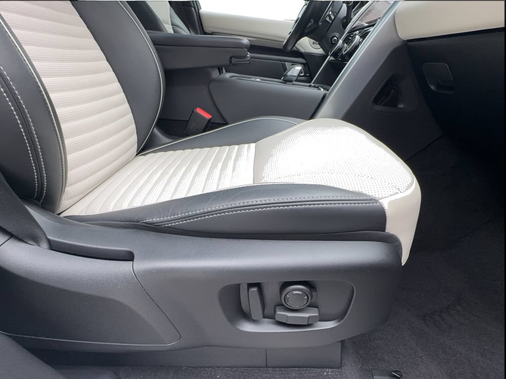 Used 2023 Land Rover Discovery Metropolitan Edition AWD/4WD image 34