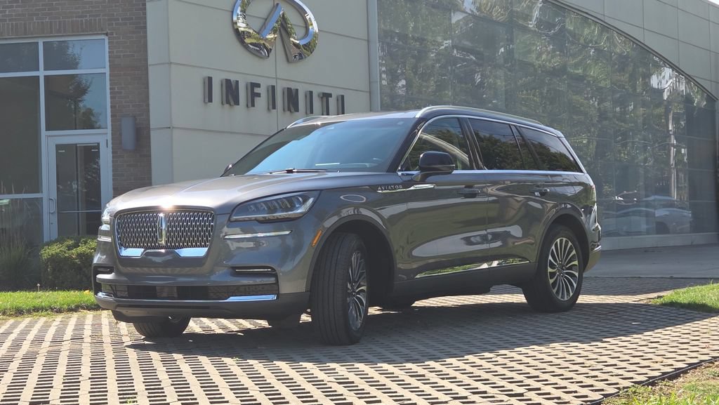Used 2023 Lincoln Aviator AWD w/ Premium Package image 6