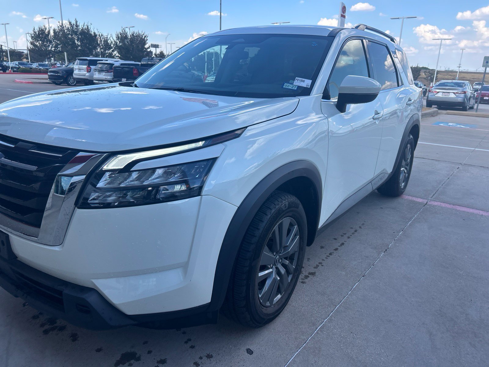 Used 2024 Nissan Pathfinder SV FWD image 1