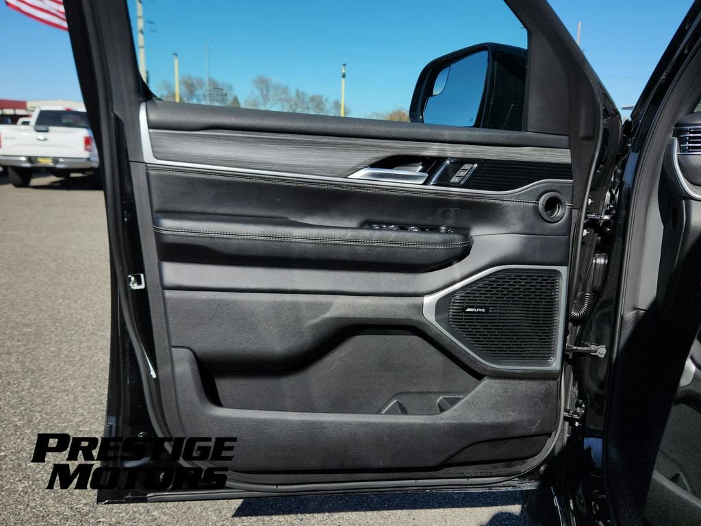 Used 2024 Jeep Wagoneer L Series II w/ Flexible Seating Group AWD/4WD image 19